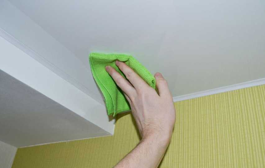 Чем мыть натяжные потолки из ПВХ? Как чистить тканевые? Как удалить пятна? Ответы в статье.