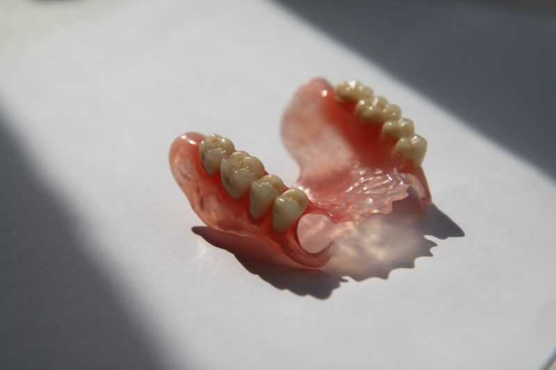 Съемные зубные протезы: как выбрать лучший вариант