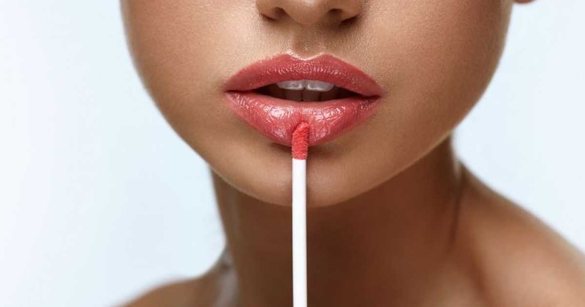 Лучшие блески для губ — глянцевые, с бальзамом, пламперы — по мнению экспертов и по отзывам покупательниц.