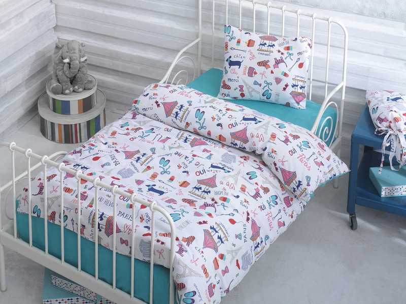 Постельное белье в кроватку для новорожденных (95 фото): детские комплекты с одеялом, подушкой и клеенкой, размеры