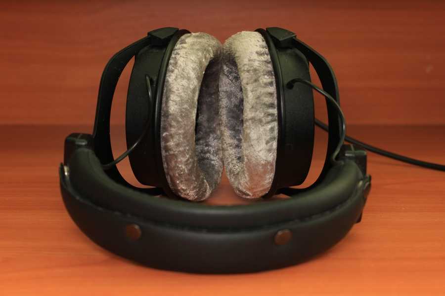 Beyerdynamic dt 990 pro 
            headphones review