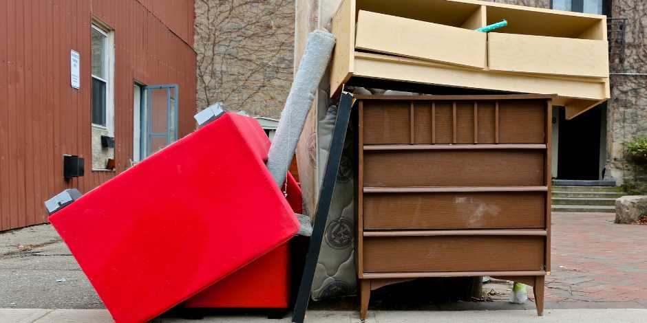 Куда выбрасывать строительный мусор: можно ли в контейнер у дома