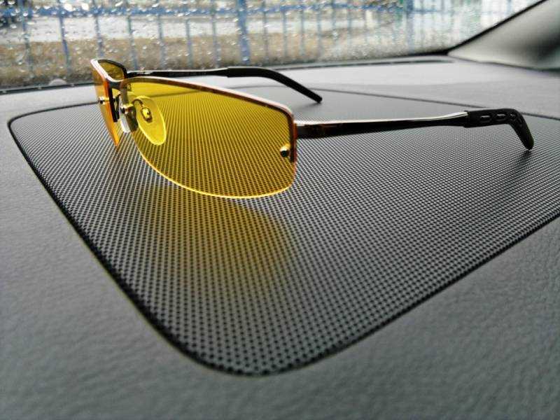 Лучшие недорогие очки для водителей "антифары" — по мнению экспертов и по отзывам автолюбителей.