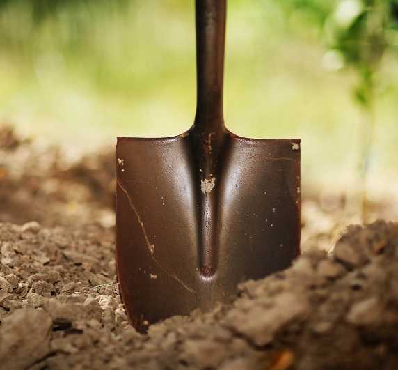 Лучшие лопаты — штыковые, совковые, для копки земли, для уборки снега — по отзывам экспертов и покупателей.