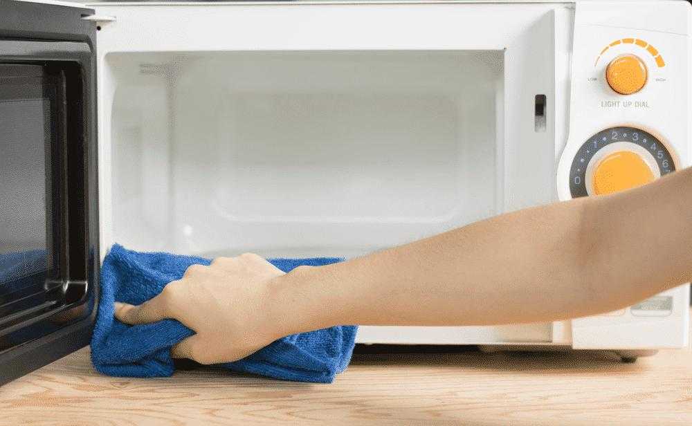 Как быстро почистить микроволновку в домашних условиях