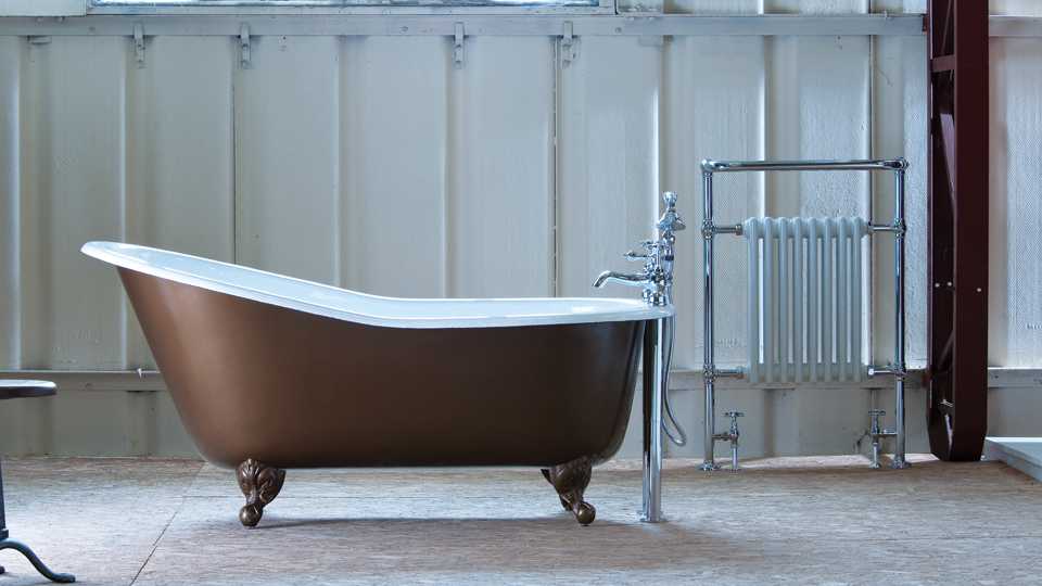 Лучшие стальные ванные. Чугунная ванна на ножках. Ванна чугунная овальная. Ванна чугунная производители. Отдельностоящая ретро ванна 150 см.