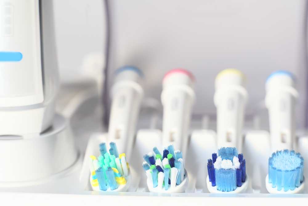 Как правильно чистить зубы: про ирригаторы, электрические зубные щетки и нити