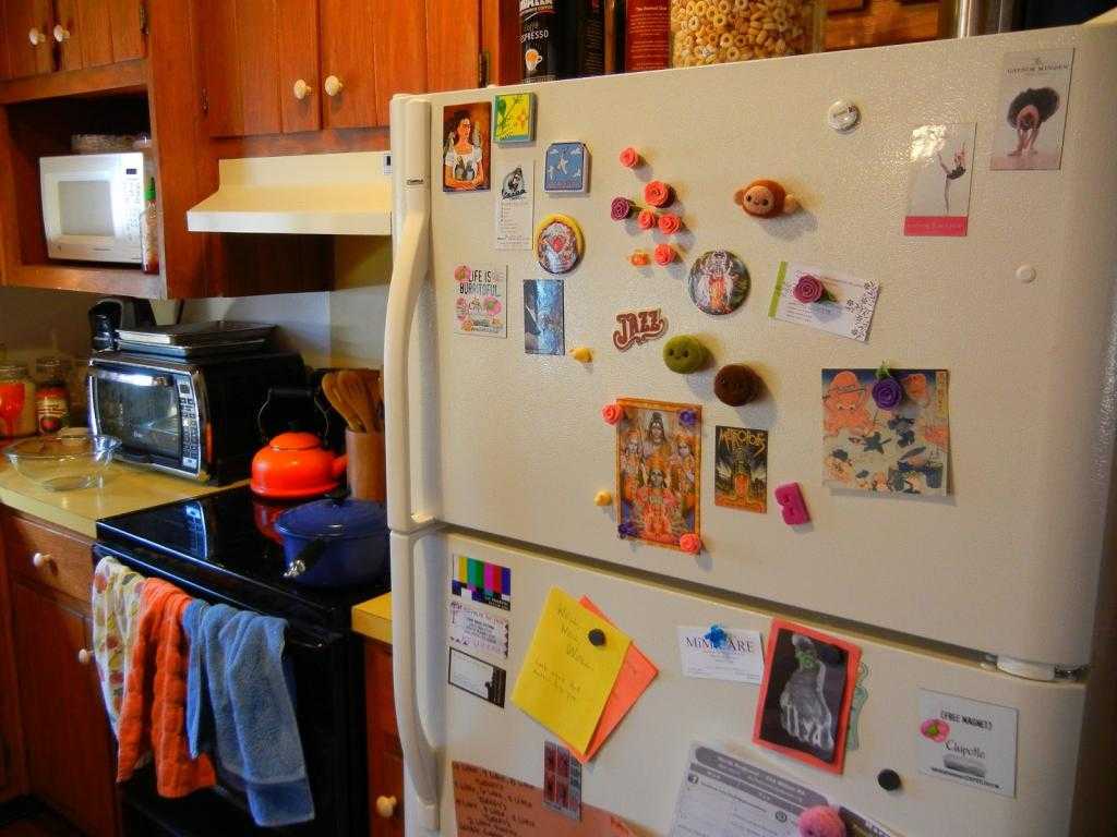 Почему нельзя вешать магниты на холодильник