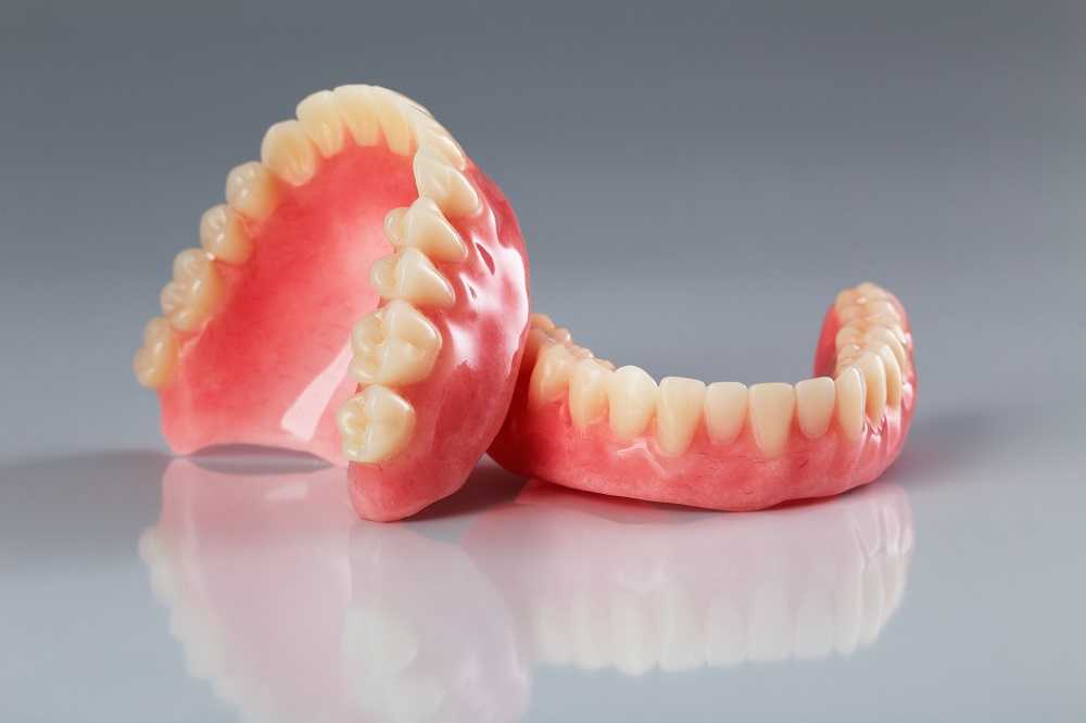 Уход за съёмными и несъемными зубными протезами: приборы и средства для чистки