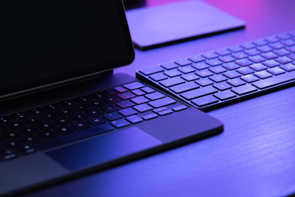 Выбрал лучшую клавиатуру для обычного ipad. smart keyboard или logitech combo touch?