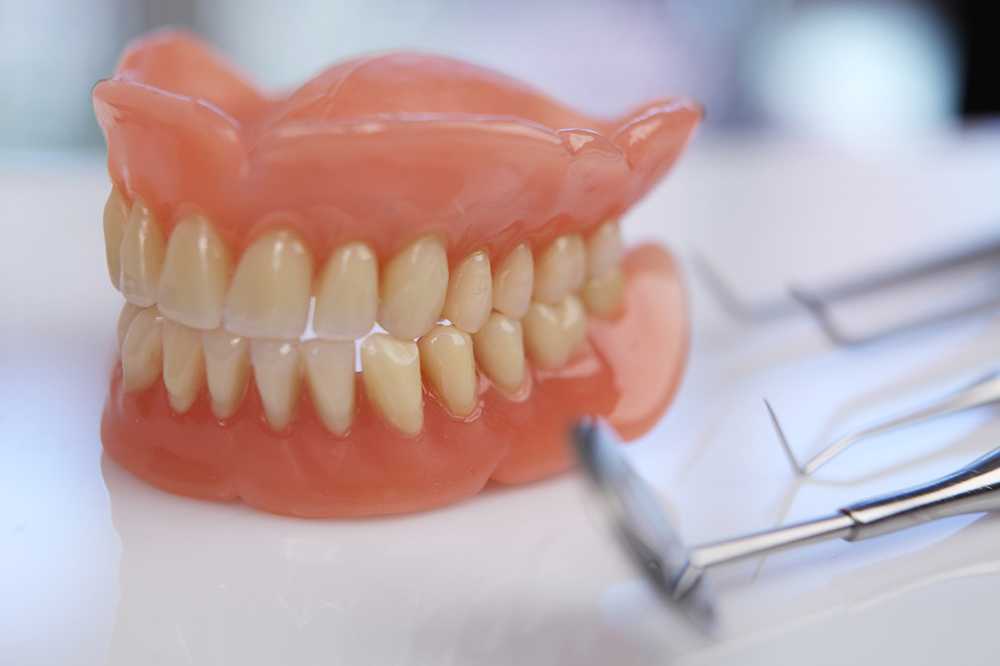 Виды зубных протезов: съемные и несъемные, срок службы, стоимость, отзывы