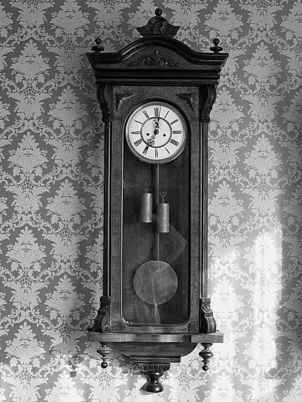 Настенные часы с маятником: механические часы с боем в деревянном корпусе и старинные часы с гирями, другие варианты. их история
